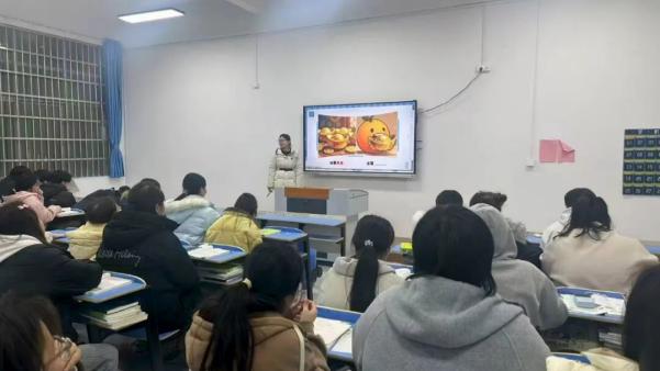 红韵润心,树说青春——晚自习变身“欢乐课堂”